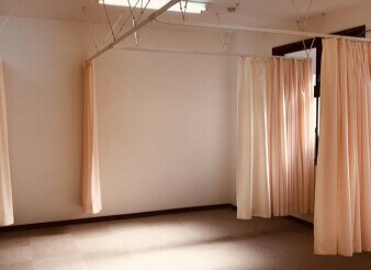 半個室で解放感のある内装