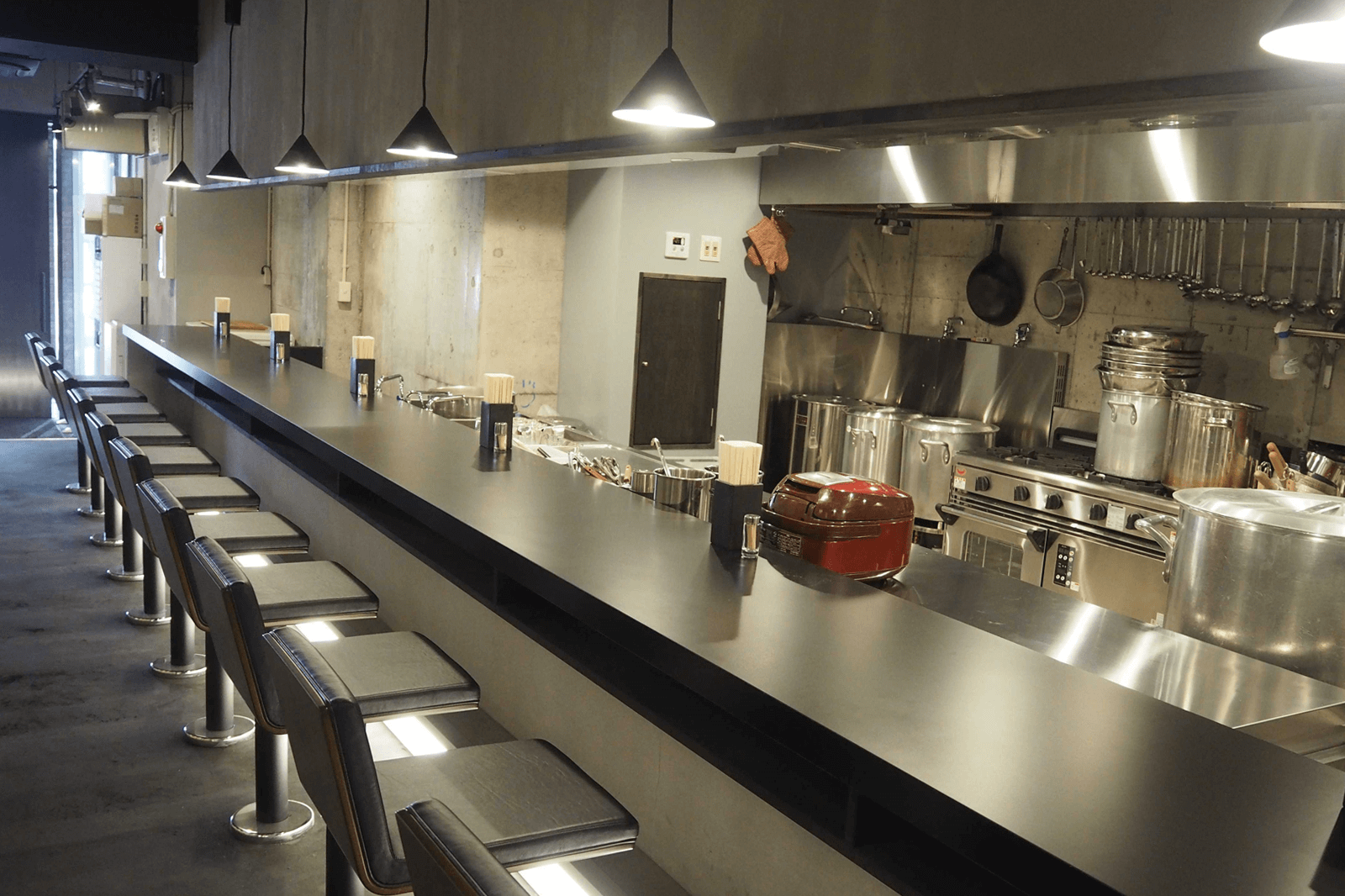オープンキッチンを活用したメタリック空間