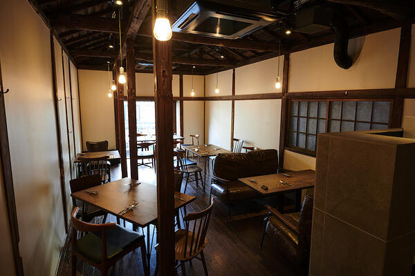 新宿区の古民家風イタリアンの客席内装