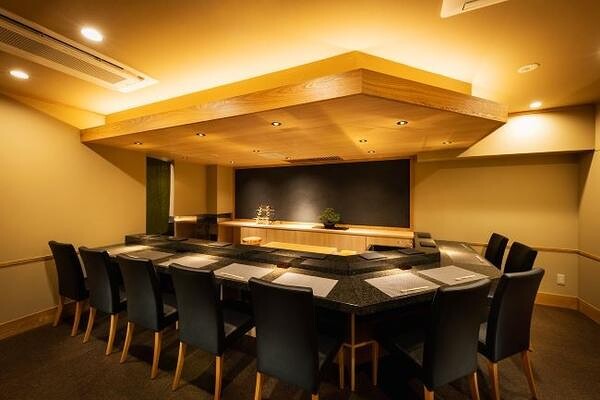 中央区の高級寿司屋のカウンター席と木目天井の内装