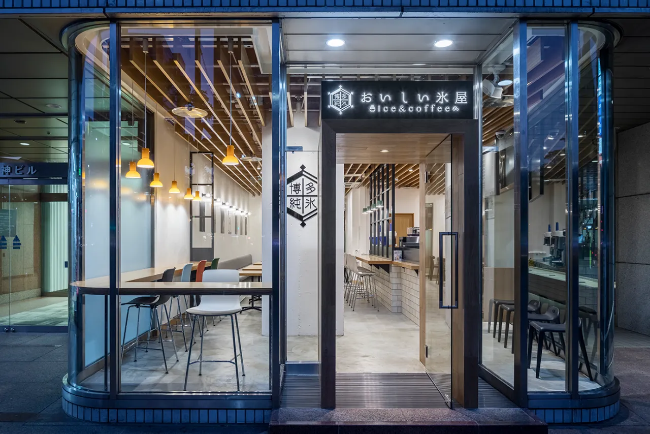天神のカフェ・かき氷屋の明るい店内と木目調カウンターの内装