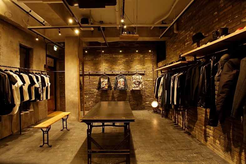 渋谷区のアパレルショップのレンガ壁とディスプレイ空間