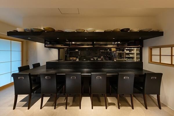 港区の和食店に映えるカウンター中心の内装