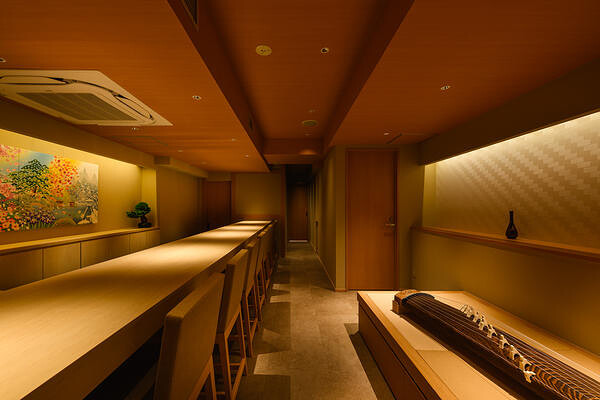 銀座の寿司バーの美しいカウンターが際立つ上質な内装
