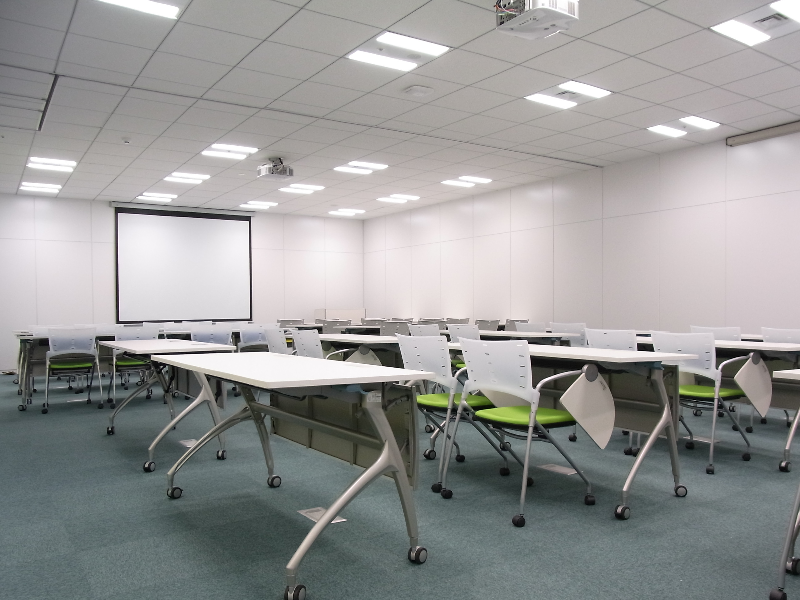 千代田区の大規模オフィスの会議・研修スペース内装