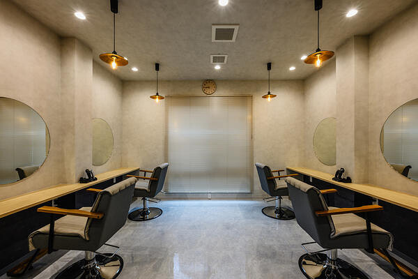 江戸川区の落ち着いた美容室のセット面と内装