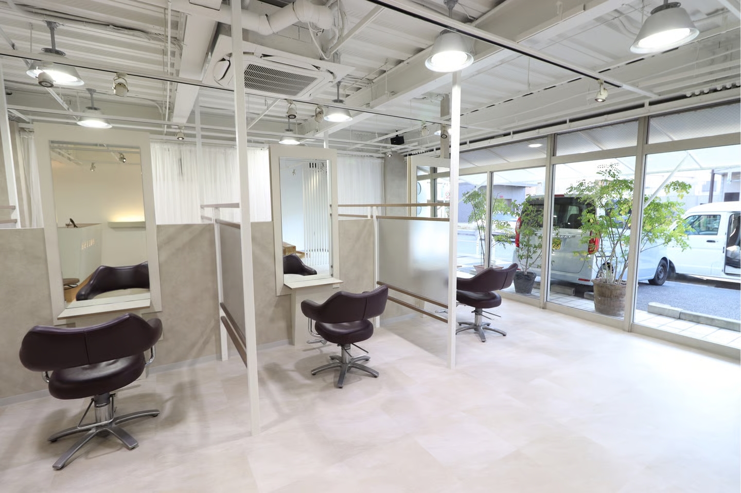 京都市の美容室に広がるゆとりあるセットスペースの内装