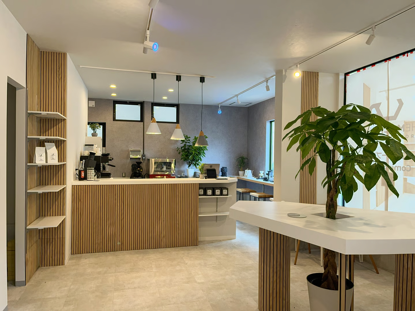 福岡市の明るいカフェのカウンターと開放的な店内空間の内装