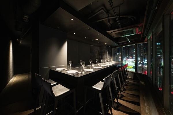 麻布十番のダイニングバーのカウンター席と夜景を活かした内装