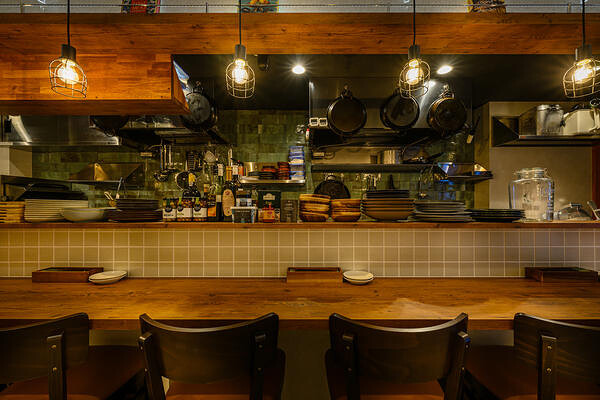 大田区のスペインバルのカウンターが印象的な内装