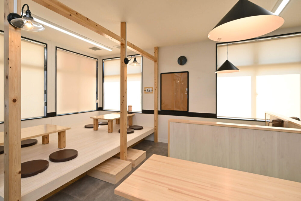 居酒屋のような温かさと馴染みやすさがある空間