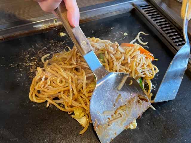鉄板焼き屋に必要となる内装設備とは?
